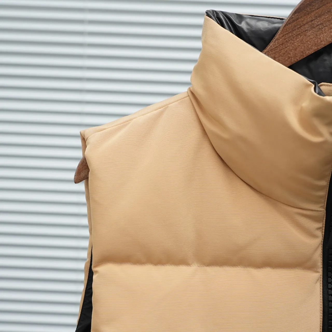 P600 2267WB Grandview black label women's short vest. Constructed from Arctic Tech recycled fabric®, it features a cinchable hem for sleek styling and storage. Color: Khaki Size: XS S M L XL